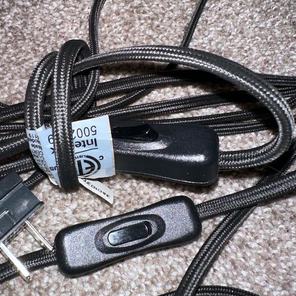 One Hanging light fixture - Picture 5 of 11